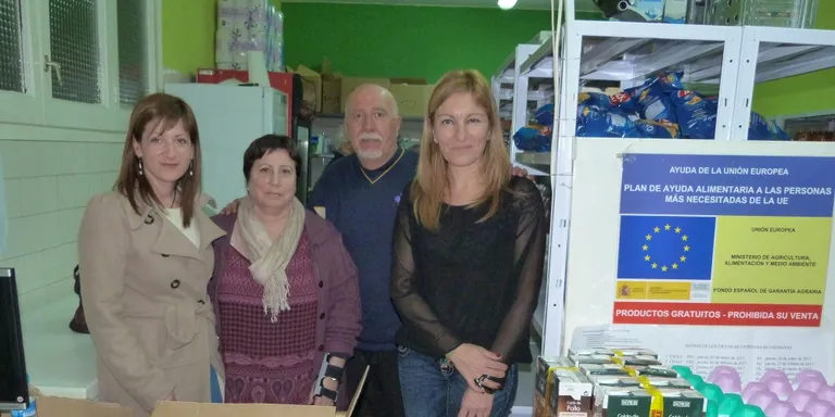 El PSC entrega productes d'higiene, pasta i brou a l'Associació de Solidaritat i Ajuda Veïnal