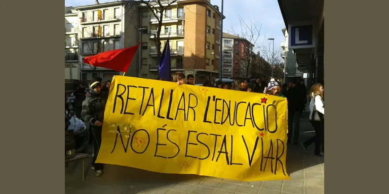 Els estudiants de l'Institut Joan Brudieu surten al carrer contra les retallades i la Llei Wert