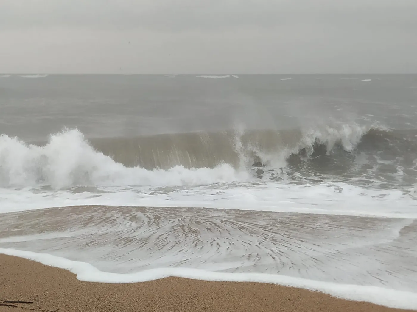 Onades de més de 2 metres a la platja de Pineda