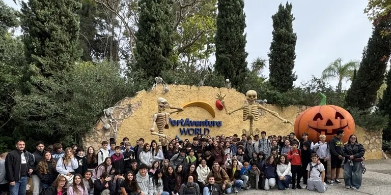 110 joves del Baix Gaià, a la sortida a Port Aventura