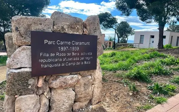 Roda de Berà recorda Carme Claramunt amb un monòlit en el seu honor
