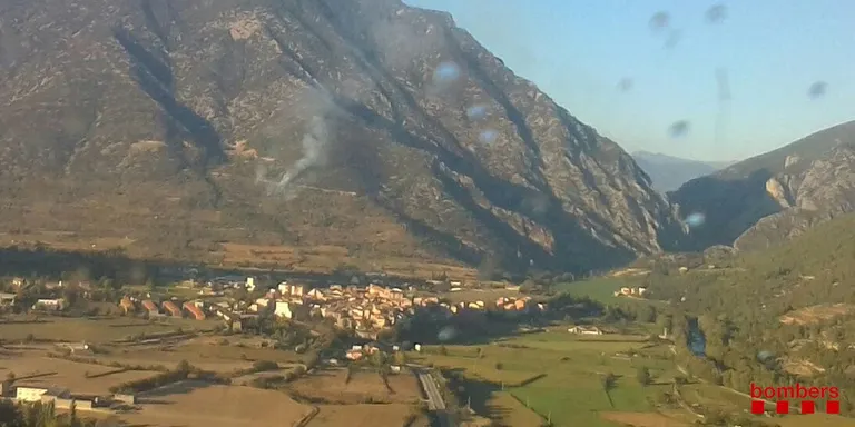 Els Bombers controlen un foc iniciat a Organyà per la caiguda d'un cable