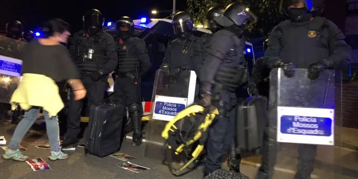 Unes 300 persones participen a la marxa groga que es va fer ahir al vespre entre Pineda i Calella contra la policia espanyola