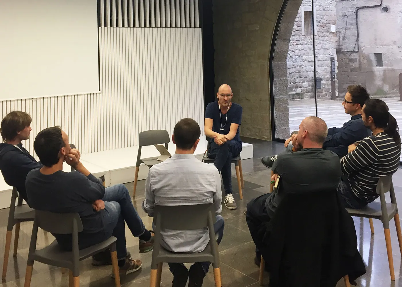 La psicòloga Hermínia Gomà imparteix un taller per a homes que siguin pares d'infants de fins a 12 anys