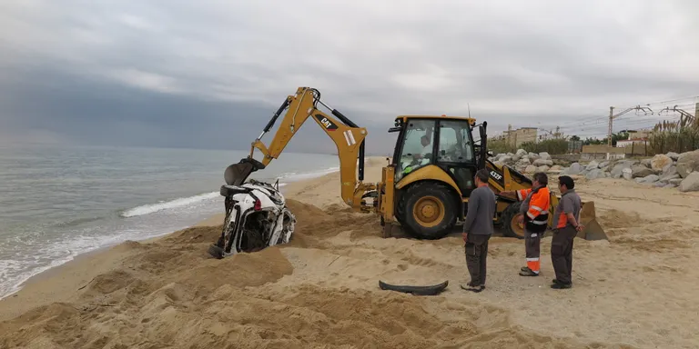 Retirats de l’aigua els cotxes arrossegats per la riera al mar