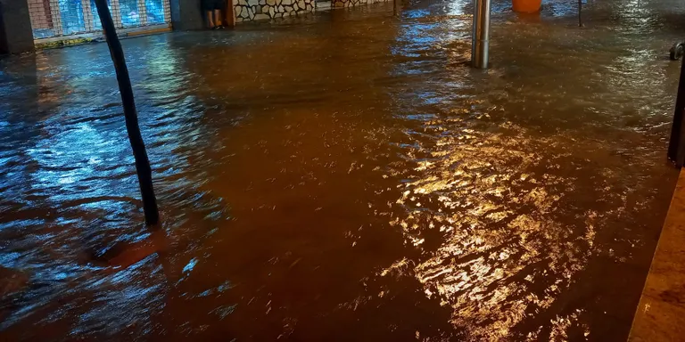 Tempesta i pluges torrencials a Pineda, amb moltes incidències però sense danys personals