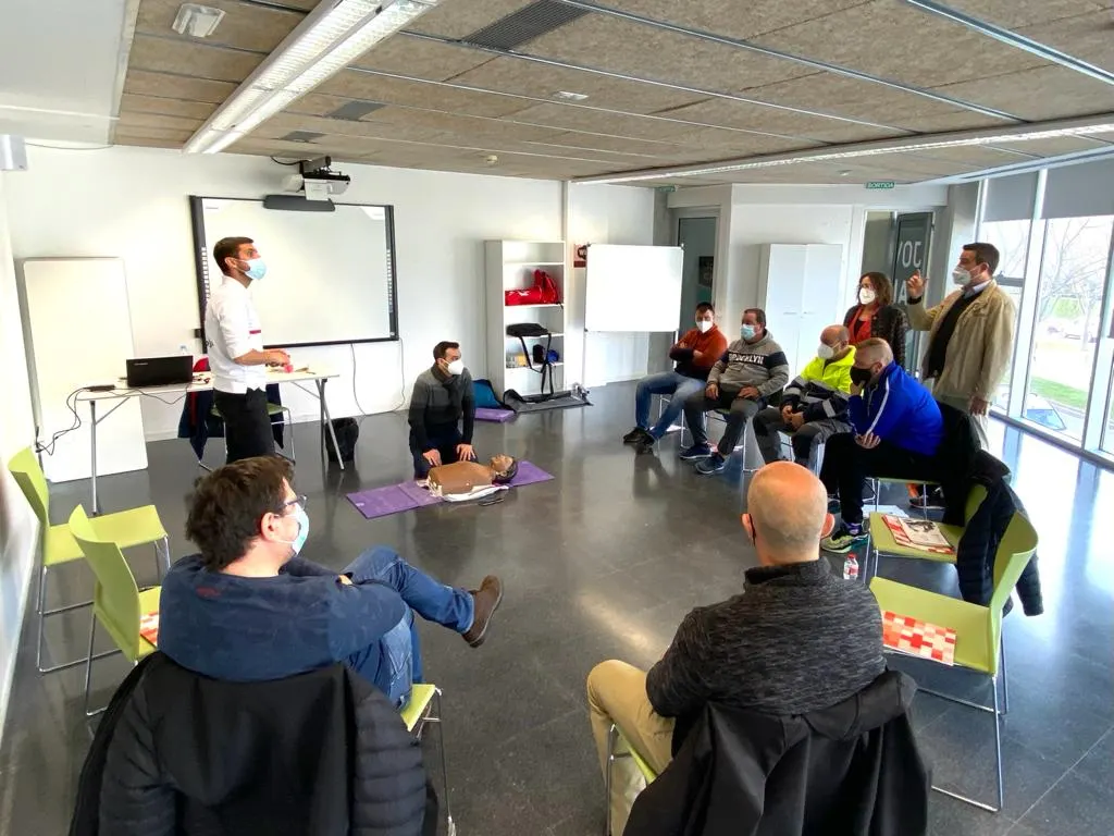 Un grup de treballadors de l’Ajuntament de Cambrils rep formació sobre l’ús de desfibril·ladors