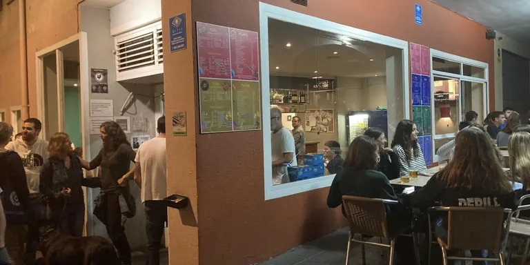 Tanquen el Cafè Bar Plana i l'Espai d'Art l'Aparador de la Seu d'Urgell