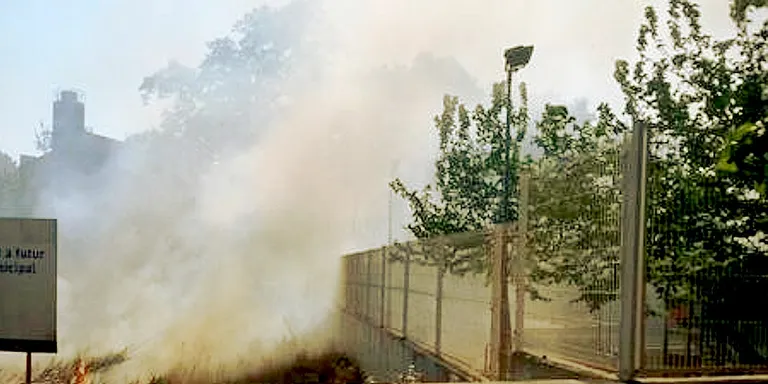 Un nou incendi crema 1.200 m2 de matolls al c/Antoni Sedó