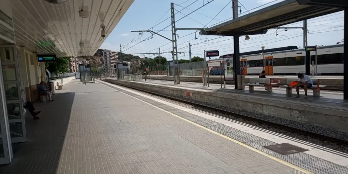 La vaga de RENFE d'avui no ha generat cues destacables a l'estació d'Arenys de Mar