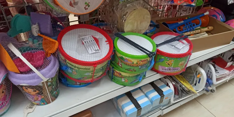 Una inspecció de la Policia Local de Pineda acaba amb la retirada del mercat de 93 articles de joguines