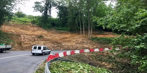 ABIERTA LA CARRETERA DE GUADALUPE TRAS RETIRAR LA TIERRA DEL DESPRENDIMIENTO DE LA SEMANA PASADA