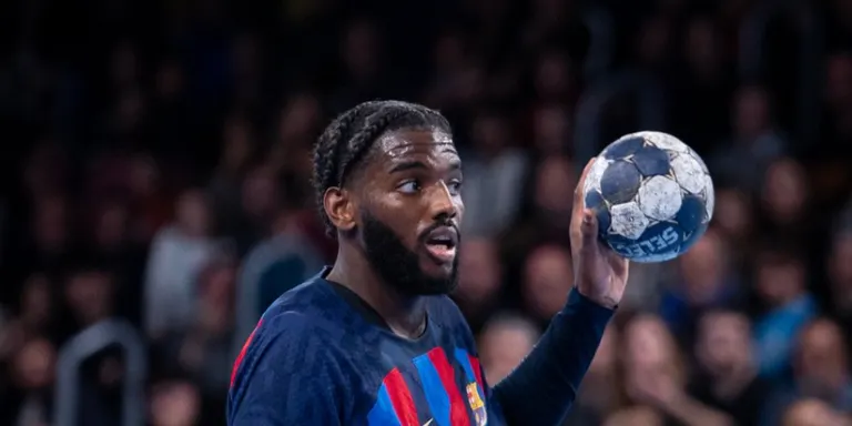 Victòria contra l’Aalborg (32-26) i lideratge en solitari pel Barça