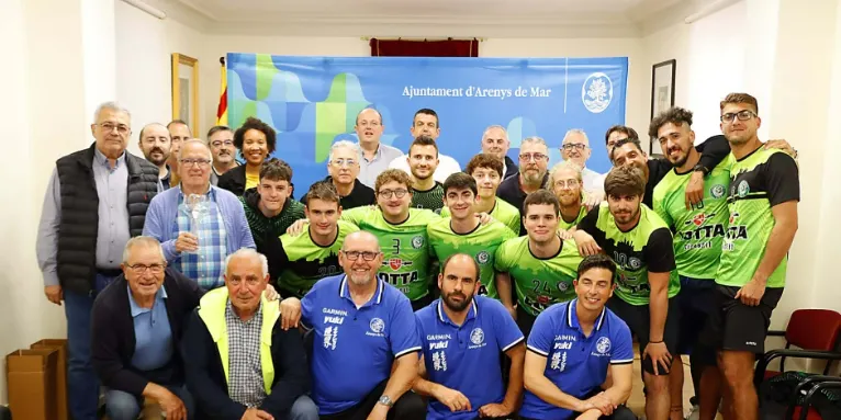 L'Ajuntament homenatja el sènior masculí del vòlei i l'equip del Club de Pesca Mar Sport