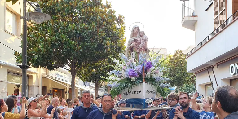 Centenars de persones segueixen la tradicional processó de la Mare de Déu del Carme