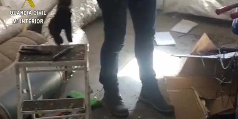 Detinguda una parella de Rubí acusada d’instal·lar un laboratori de marihuana a un poble aragonès