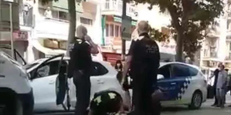 La Policia Local deté el conductor d'un vehicle amb un tret a la roda dins del recinte del mercat setmanal de Poblenou