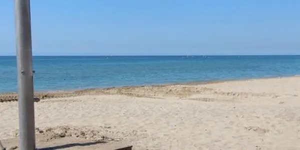 Es completa la instal·lació de tots els serveis de la platja d’Altafulla, amb tres dutxes al llarg del passeig