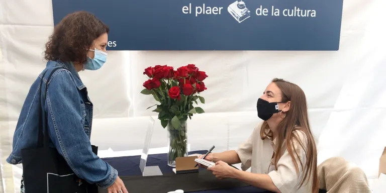 Els escriptors tornen al carrer en un Sant Jordi "boníssim" per trobar-se amb els seus lectors