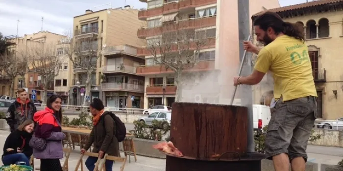 El Cau Flos i Calcat prepararà demà la tradicional escudella de recapte