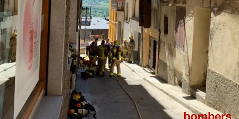 Cinc persones evacuades i dotze reallotjades per un incendi en un pis a Puigcerdà