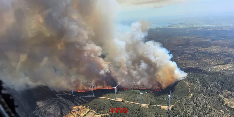 Els Bombers treballen en l'extinció d'un incendi al coll de l'Alba, a Tortosa
