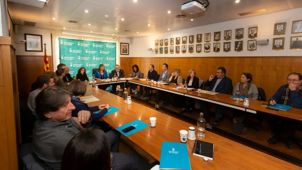 Experts i responsables polítics es reuneixen a proposta dels empresaris turístics per analitzar l'evolució del coronavirus