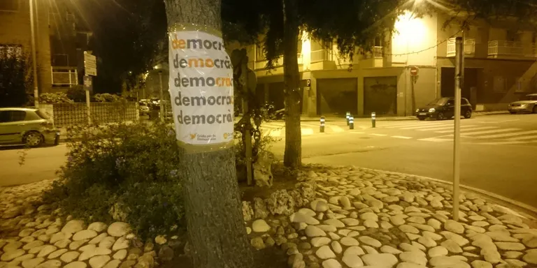 L'encartellada popular a favor de l'1-O omple els carrers de Pineda de propaganda pro-Referèndum i pel "Sí"