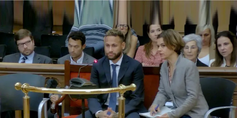 Neymar diu que ell no va negociar mai amb el Barça i que tot ho feia el seu pare