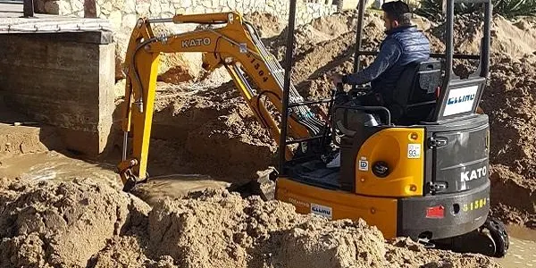 El nou temporal de llevant bloqueja la sortida del canal de la rasa que condueix al mar les aigües pluvials d’Altafulla