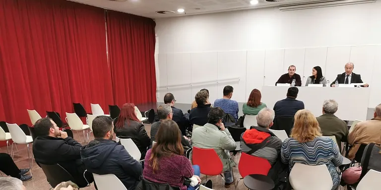 La xerrada del Dia de la Constitució se celebra precedida per una protesta del club de lectura Veus de Dona