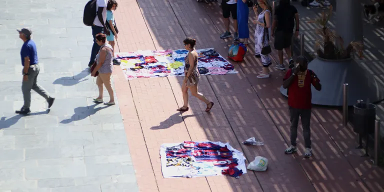 Els manters de Barcelona denuncien el retorn d'una persecució "brutal" que no patien des d'abans de la pandèmia
