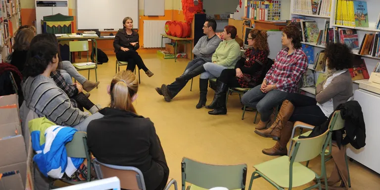 Pares i mares rebran formació sobre el creixement i relació amb els fills