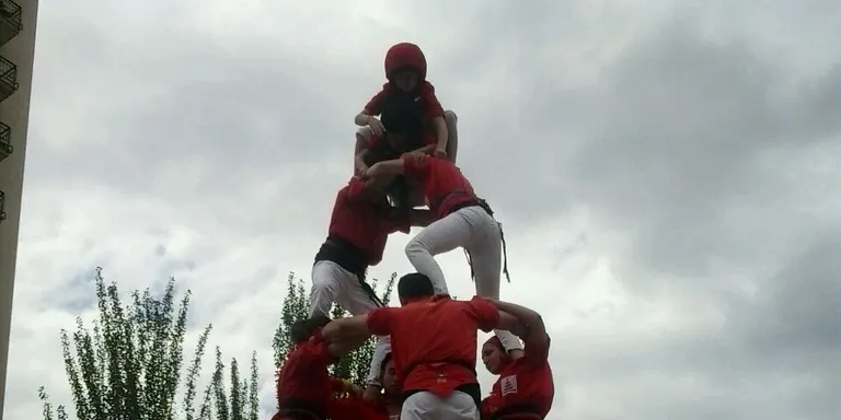 Els castellers de Rubí celebren la diada castellera de primavera a casa
