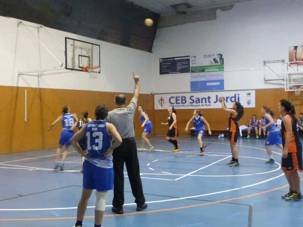 Primer partit del 2016 i victòria de les noies del CEB Sant Jordi a l'escola Montserrat