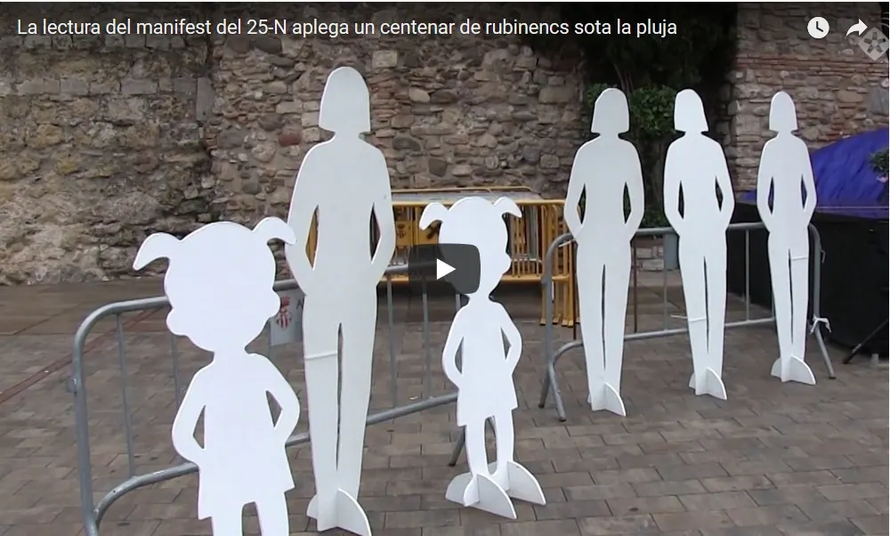La lectura del manifest del 25-N aplega un centenar de rubinencs sota la pluja