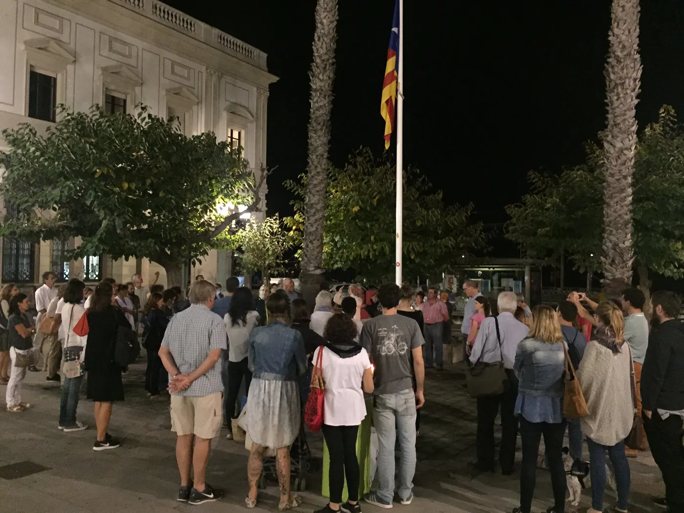 Concentració ahir dimarts al vespre de suport a Jordi Cuixart i Jordi Sànchez