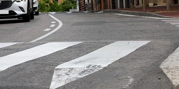 Una veïna d’Altafulla reparteix pels establiments del municipi una instància per reclamar “l’adequació dels ressalts de l’avinguda Marquès de Tamarit”