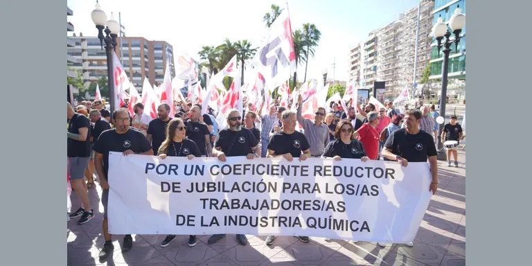 Mig miler de treballadors del sector químic es manifesten a Tarragona per demanar que s’avanci la jubilació al sector