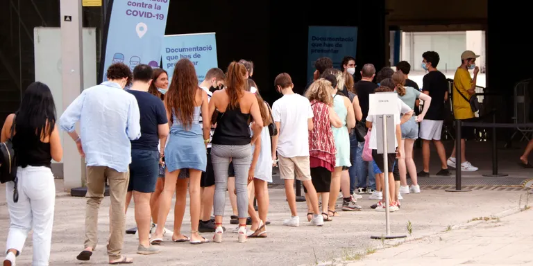 Salut declara 21 crítics menys (559) i 68 hospitalitzats menys (1.790), amb 29 morts i 2.451 nous contagis