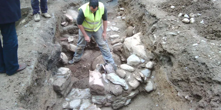 Confirmada la descoberta d'un mur dels segles XV a XVII en les obres del Pati Palau