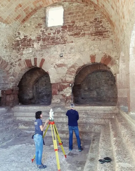 Comencen els treballs previs per frenar la degradació de les columnes de les Termes Romanes