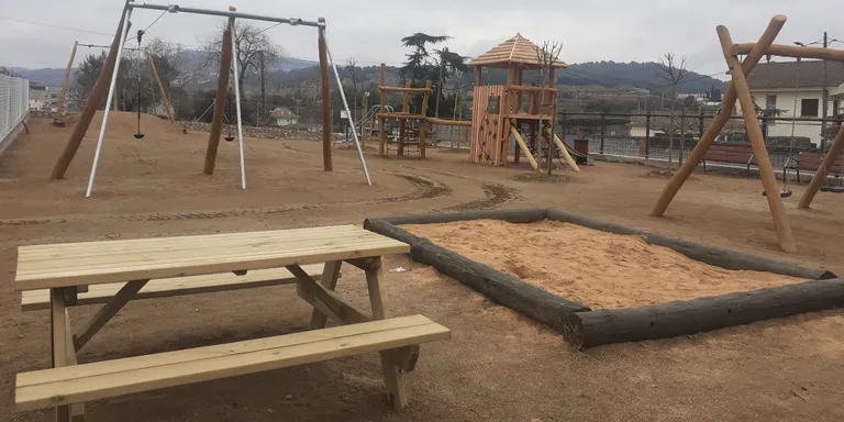 S'obre al públic el nou parc de 1.000 metres quadrats al costat de l'escola Montbui