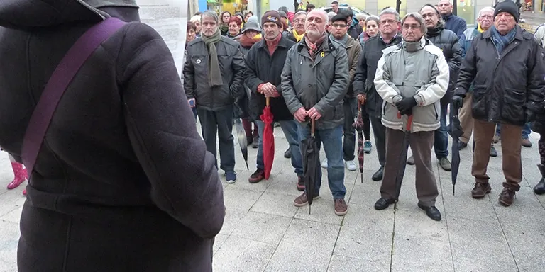 Una vuitantena de persones es manifesten en defensa de l’escola catalana
