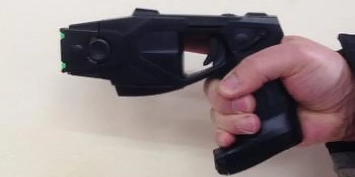 La policia local d’Arenys no deixarà de fer servir la pistola elèctrica si és necessari
