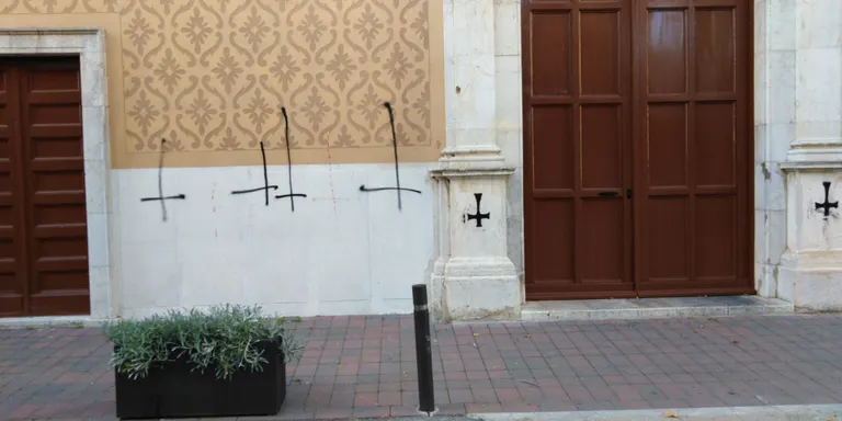 La façana de l'església desperta amb unes pintades