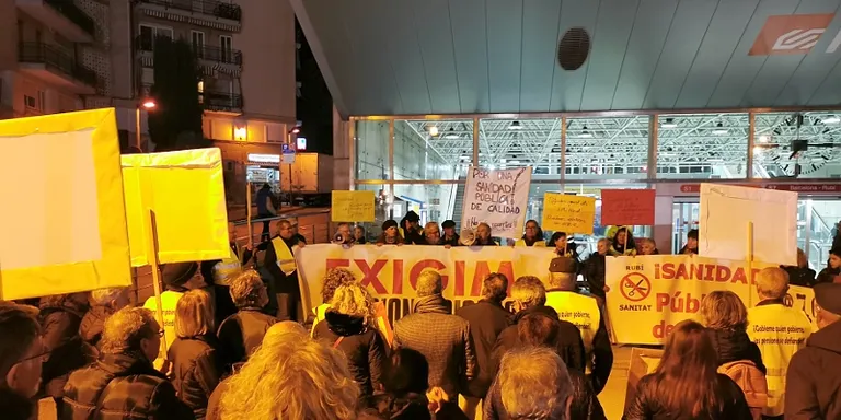 Rubí Sanitat i els treballadors de Continental acompanyen els pensionistes en la seva manifestació