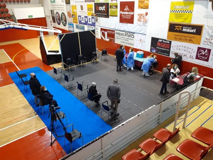 El pavelló Joana Ballart funciona com a punt de vacunació de la Covid-19