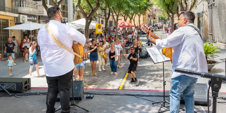 Comencen els actes previs a la Festa Major d’estiu amb un vermut rumbero