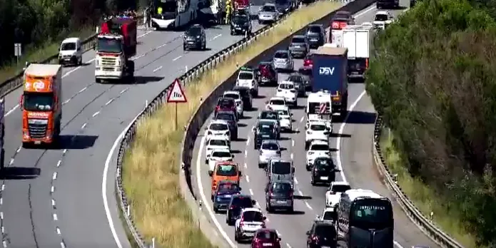 Almenys un ferit greu i cinc de lleus en un xoc entre un autobús escolar i un camió a l'AP-7, a Maçanet de la Selva